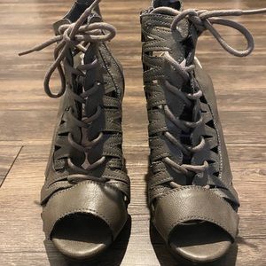 Madden Girl gladiator 4 inch heels size 6.5 gray Kishka